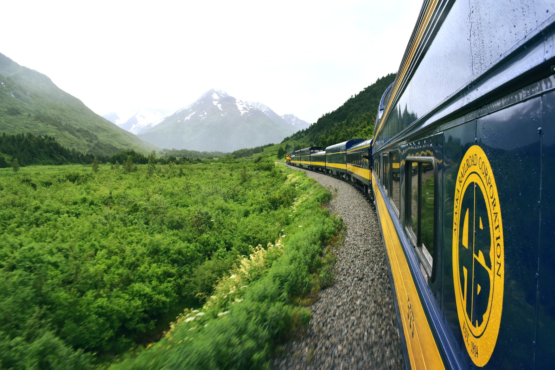 Persiguiendo la aurora: experimente la magia de los ferrocarriles panorámicos de Alaska